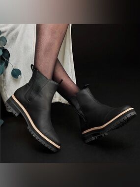 TOMS Women's Dakota Water-Resistant Chelsea Lug Boots size 8